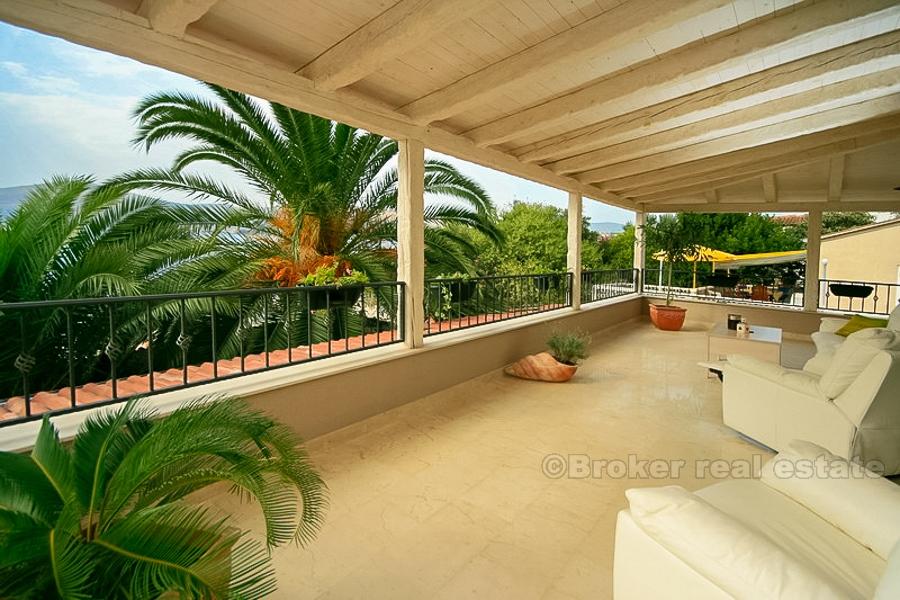 Première rangée de la mer, avec piscine, à vendre