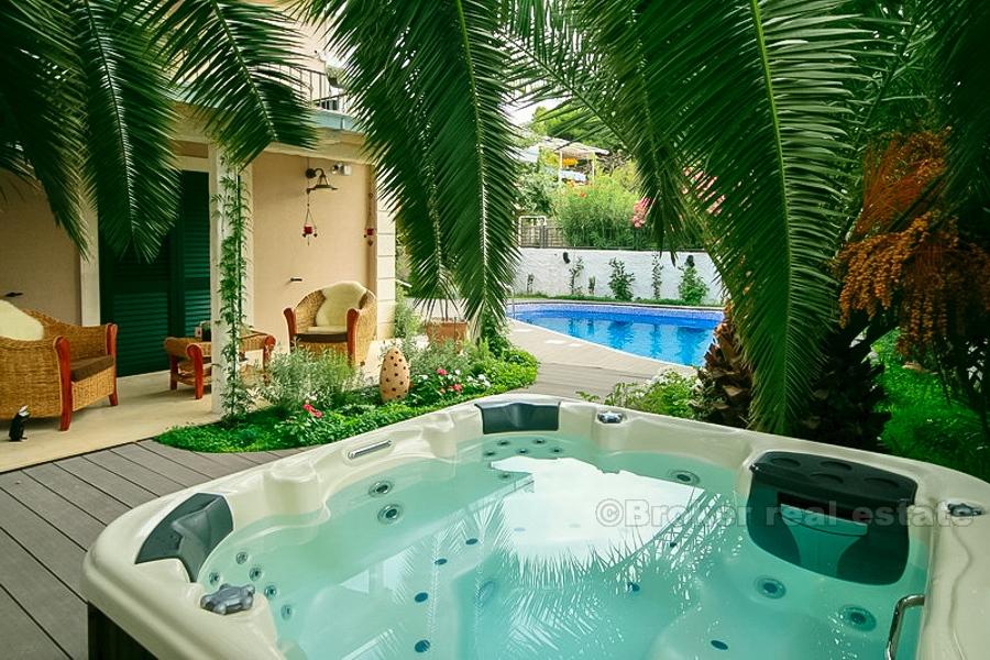 Première rangée de la mer, avec piscine, à vendre