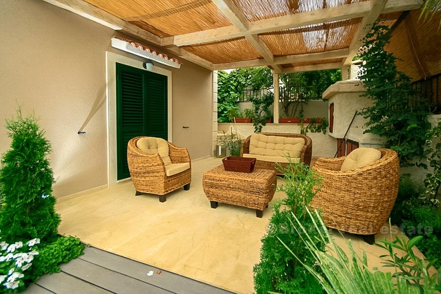 Première rangée de la mer, avec piscine, à vendre