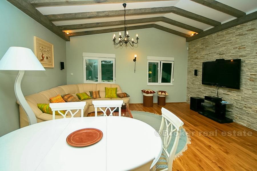 Første rad til sjøen, med svømmebasseng, for salg