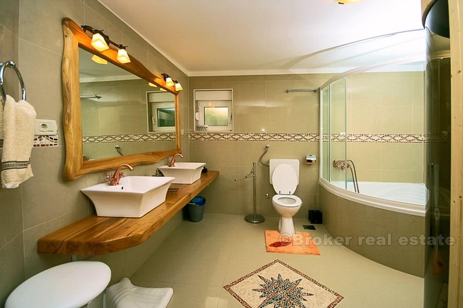 Первый ряд до моря, с бассейном, продается