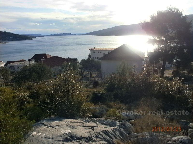 Dům na 2 podlažích s 106 m2 vnitřního prostoru, k prodeji