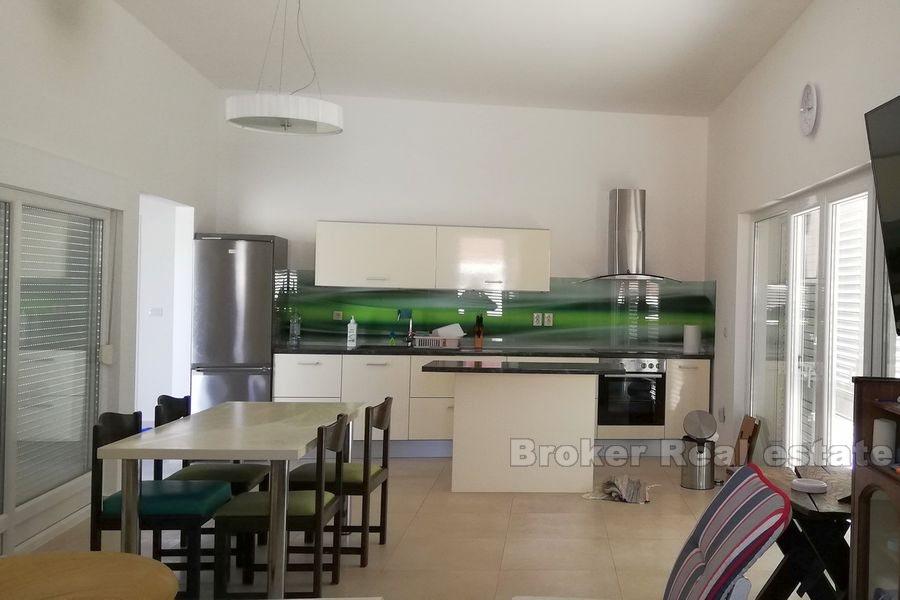 Современный дом с открытым видом на море