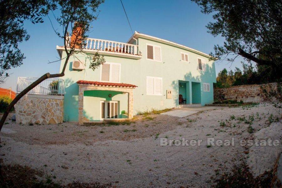 Dom w drugim rzędzie od morza