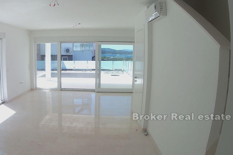 Dvoupodlažní apartmán s výhledem na bazén a moře