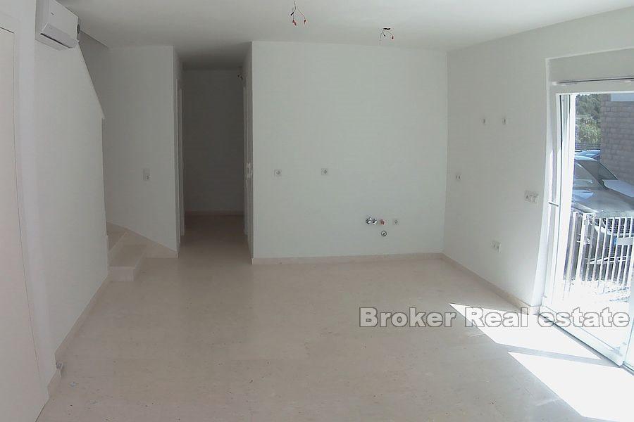Dvoupodlažní apartmán s výhledem na bazén a moře