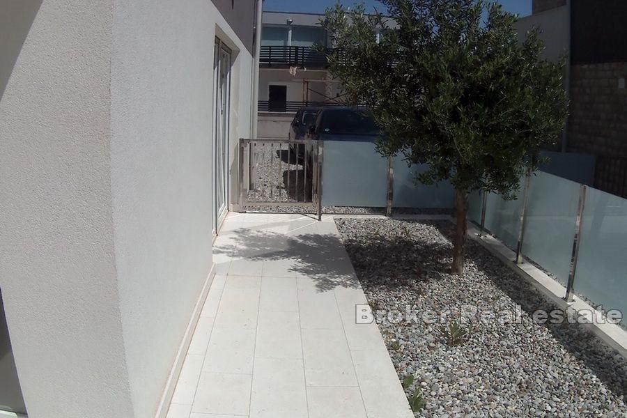 Dvoupodlažní apartmán s výhledem na bazén a moře