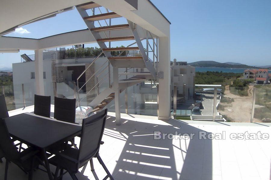Penthouse with pool and sea view