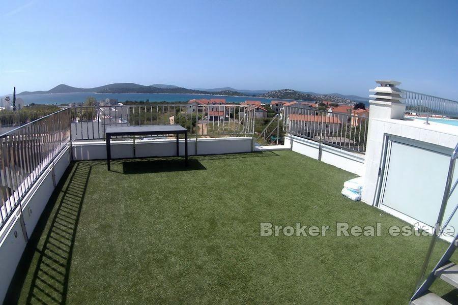 Penthouse with pool and sea view