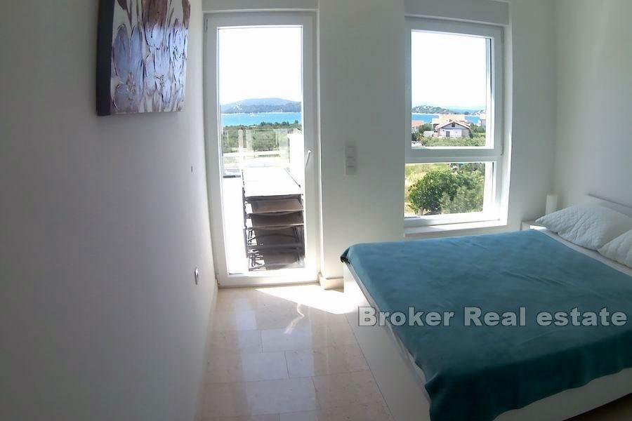 Attico con piscina e vista mare