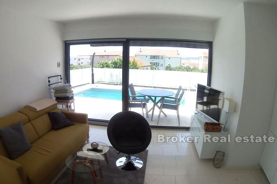 Dom z dwoma apartamentami i basenem