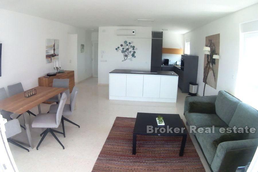 House with two apartments and a pool