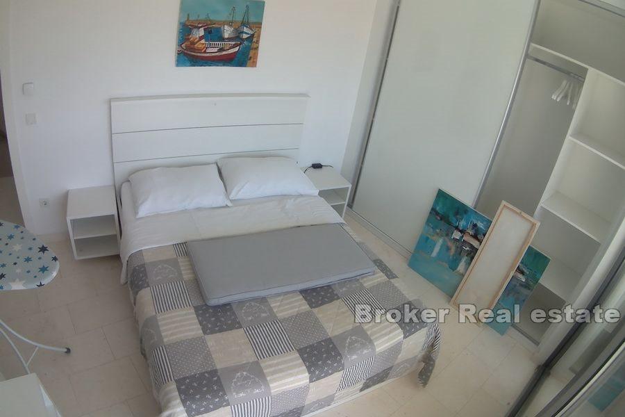 Dom z dwoma apartamentami i basenem