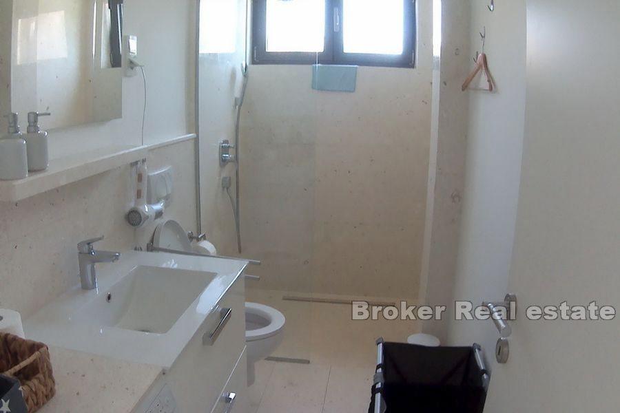 Dom z dwoma apartamentami i basenem