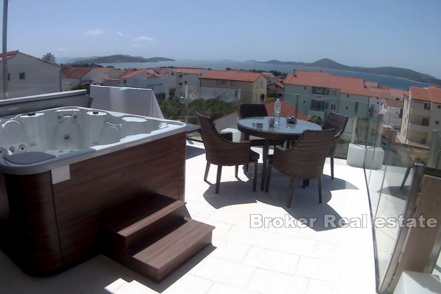Dom z dwoma apartamentami i basenem