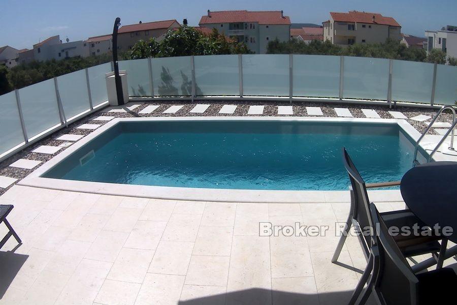 House with two apartments and a pool