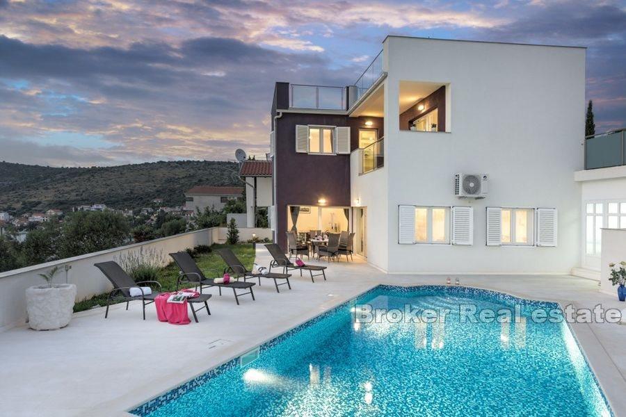 Villa with pool and sea view