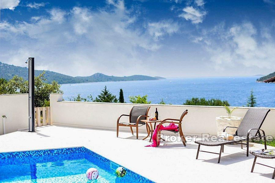 Villa with pool and sea view