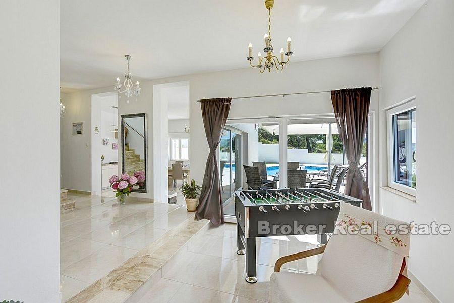 Villa med basseng og havutsikt