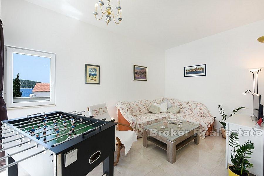 Villa med basseng og havutsikt