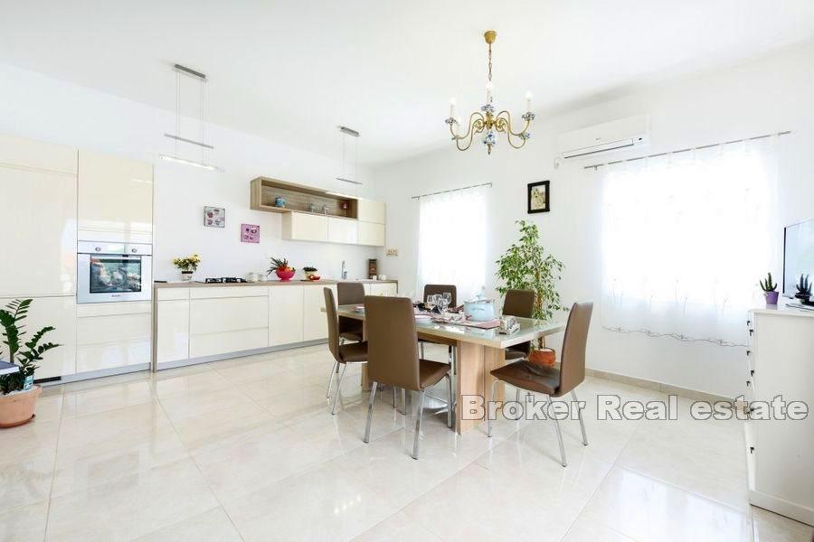 Villa med basseng og havutsikt