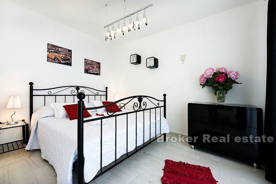 Villa con piscina e vista mare