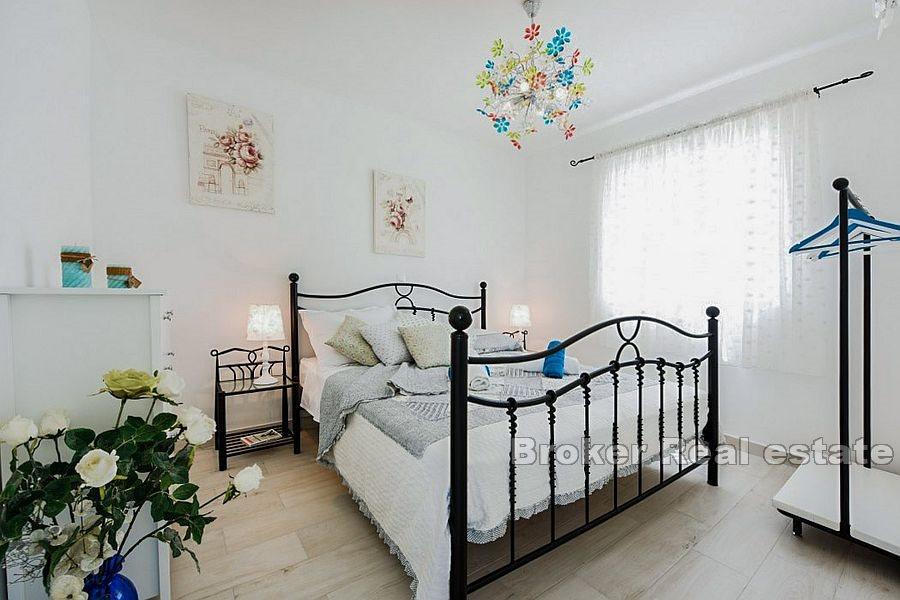 Villa con piscina e vista mare