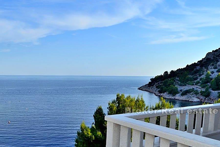 Villa in the first row to the sea