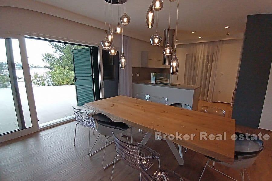 Вилла в первом ряду от моря