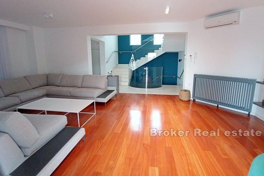 Villa in the first row to the sea