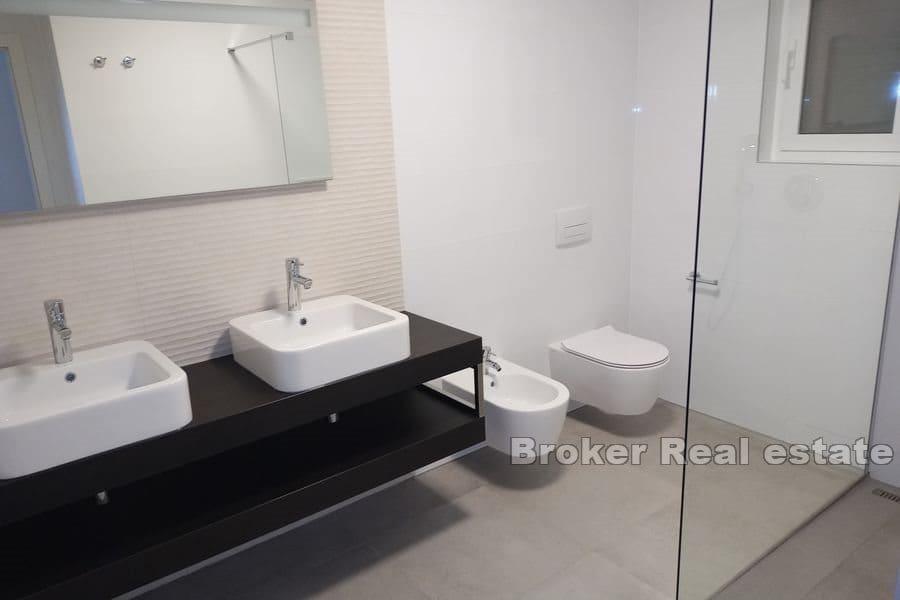 Villa in the first row to the sea