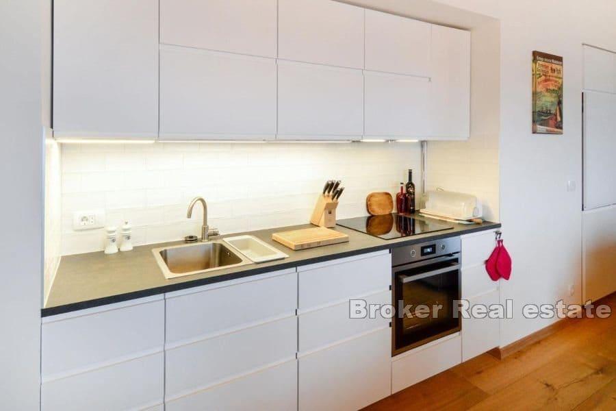 Apartmánový dům se 2 bazény a výhledem na moře