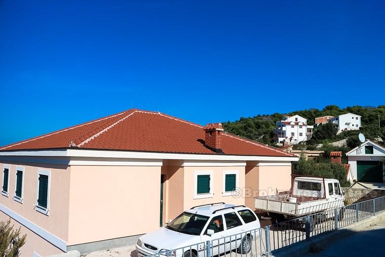 Maison nouvellement construite, à vendre