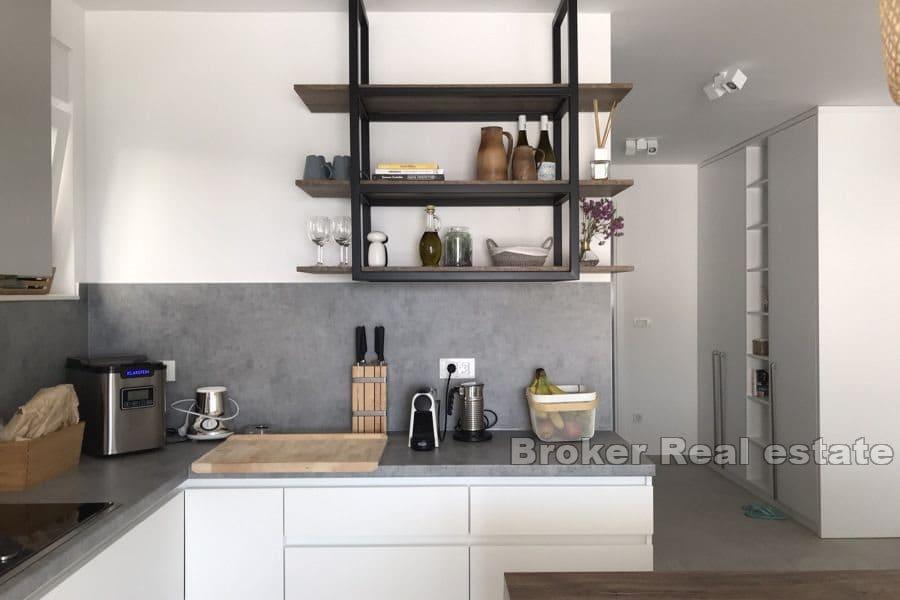 Modern villa med havsutsikt