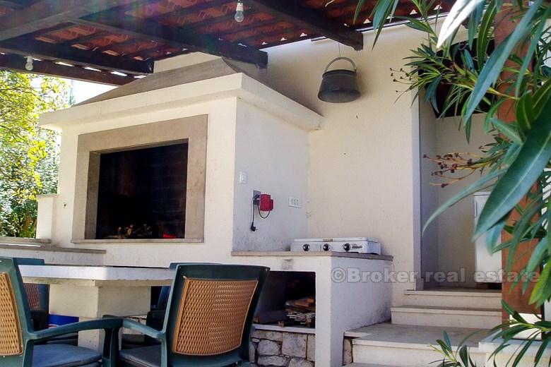 Dwupiętrowy dom, na sprzedaż