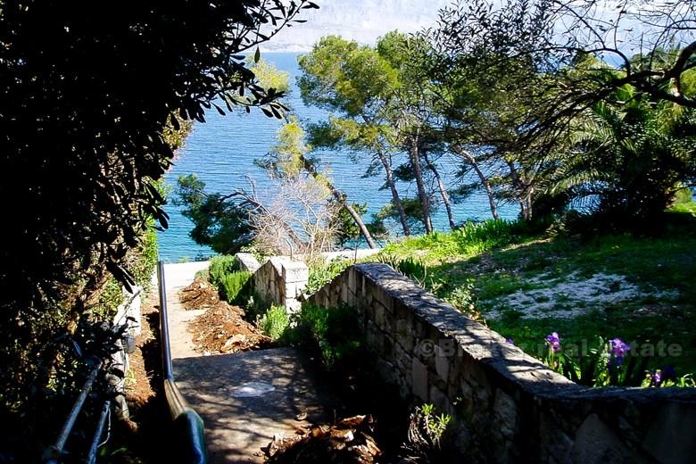 Dwupiętrowy dom, na sprzedaż