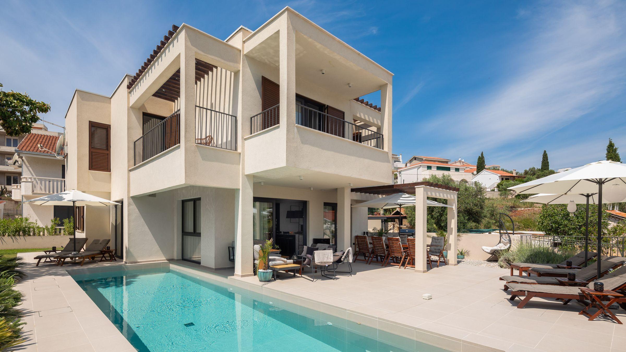 01-2014-889-island-ciovo-villa-with-pool-for-sale