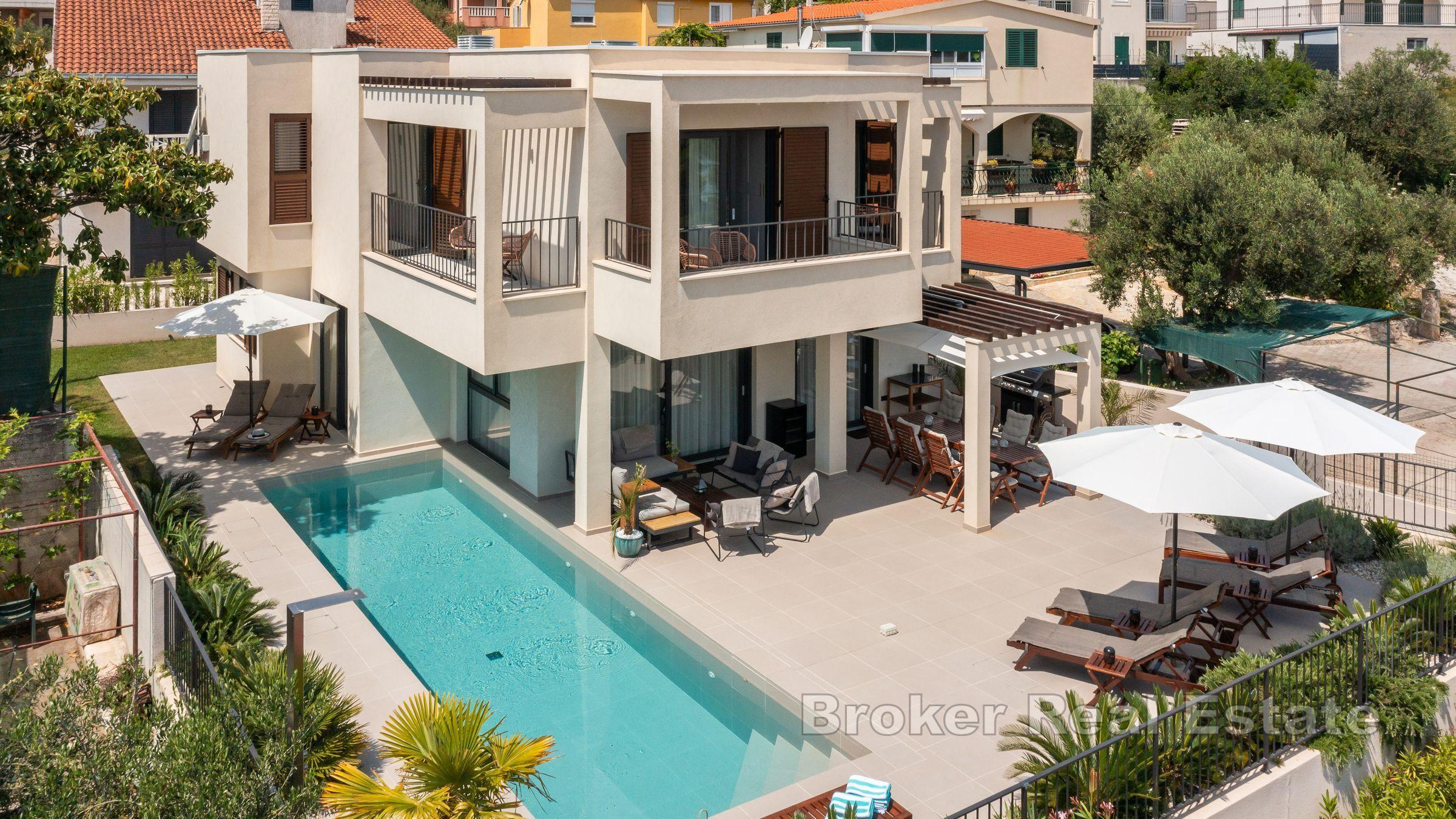 Villa med basseng nær sjøen