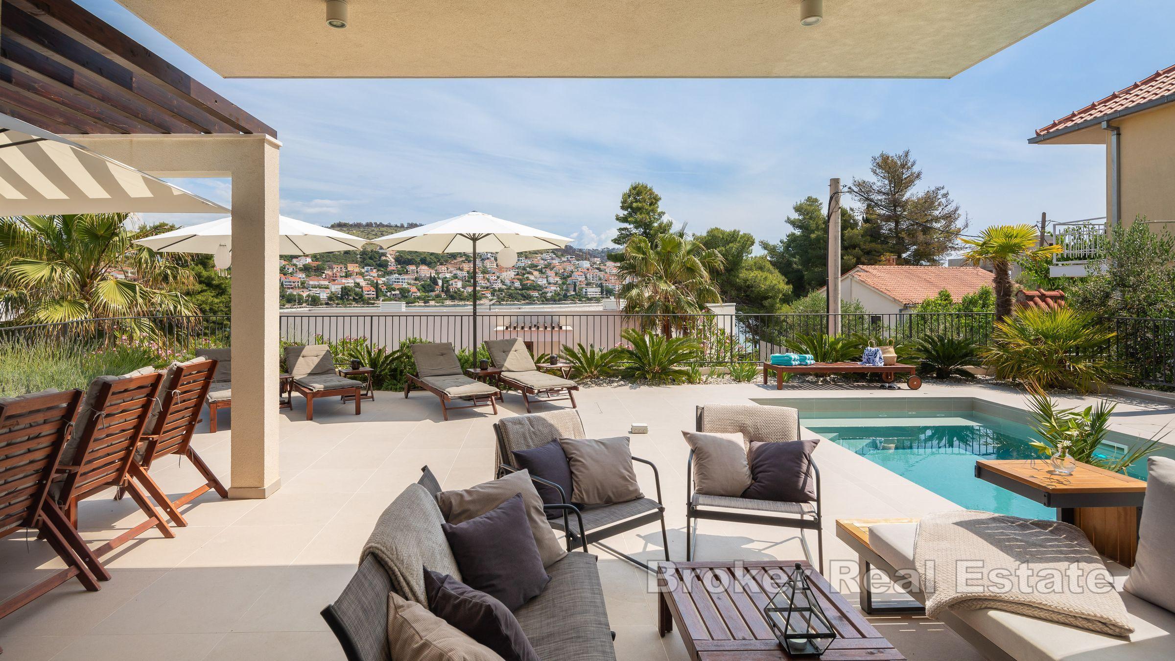 Villa med basseng nær sjøen