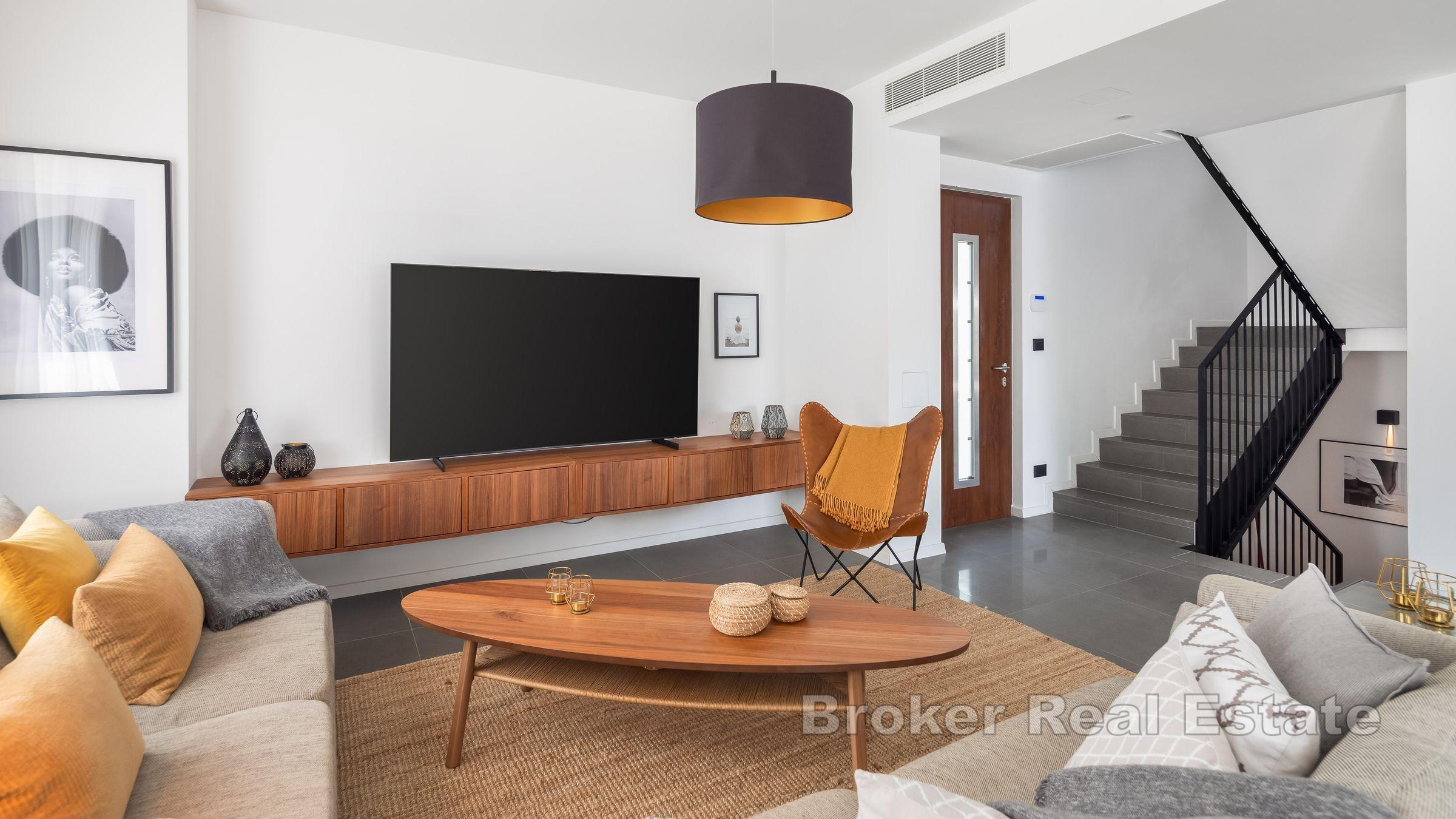 Villa med basseng nær sjøen