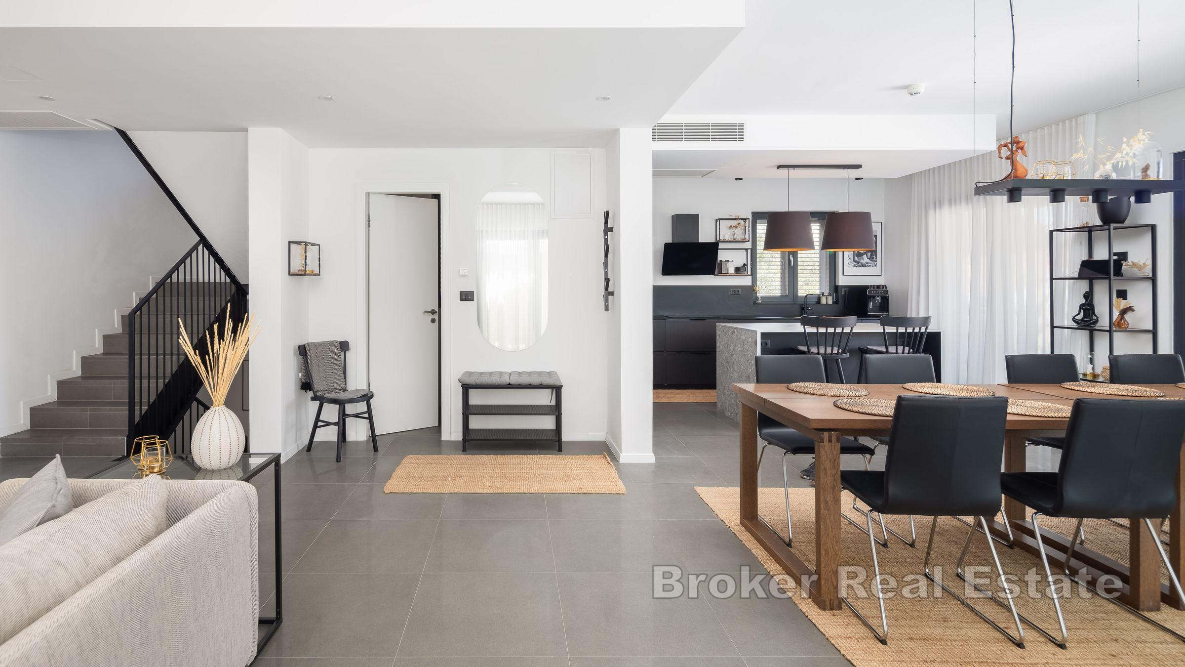 Villa mit Pool in Meeresnähe