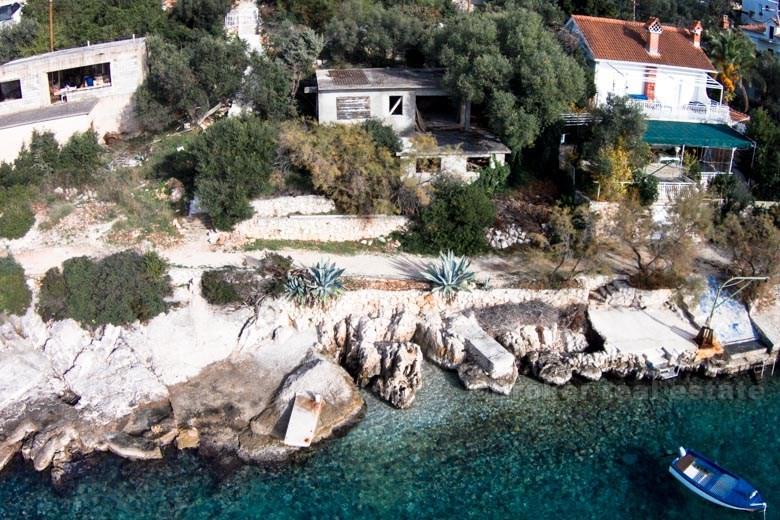 House in 1st row on the sea,