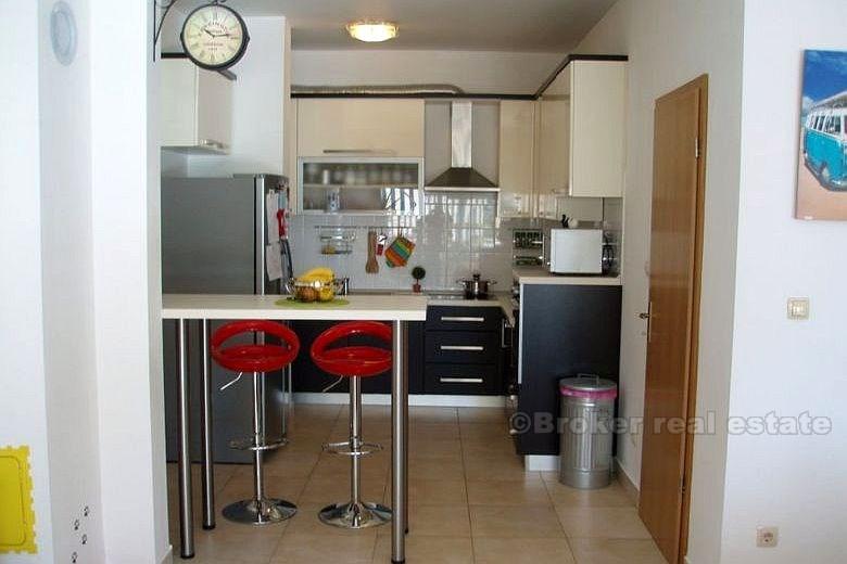 Luxuriously furnished apartment by the sea