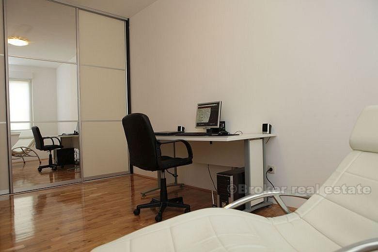 Luxuriously furnished apartment by the sea