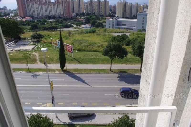 Dvosobni stan u blizini kampusa