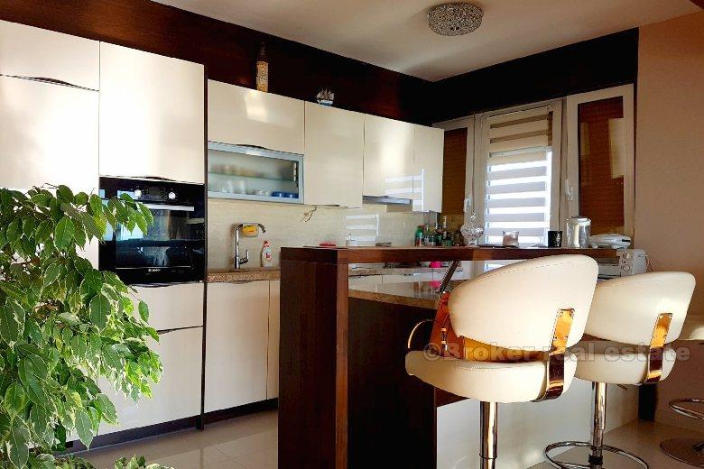 Appartement de trois chambres avec vue sur la mer (Meje), à vendre