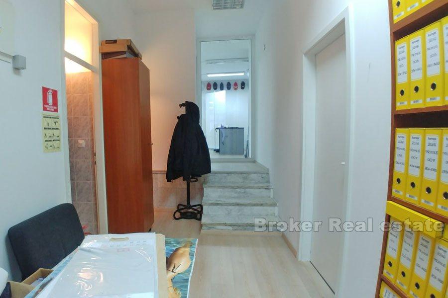 Bol, business space of 100m2 and 140m2 warehouse, for sale