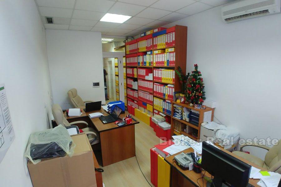 Bol, spazio commerciale di 100m2 e 140m2 magazzino, in vendita