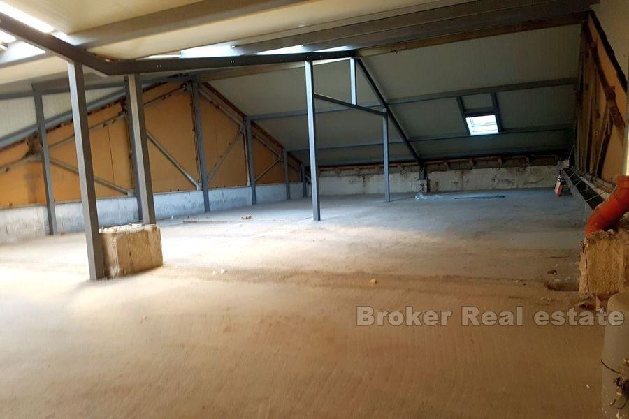 Stinice, forretningsområde i tre etasjer, til salgs