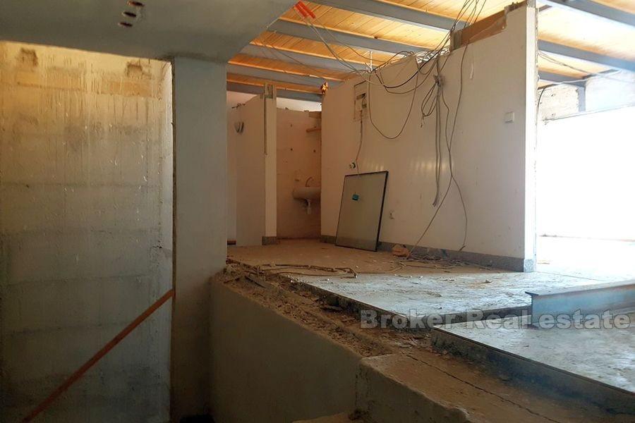 Stinice, obchodní prostor na třech podlažích, k prodeji